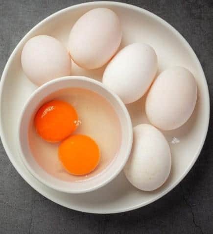 யாருக்கு முட்டையின் மஞ்சள் கரு தீங்கு விளைவிக்கும்?