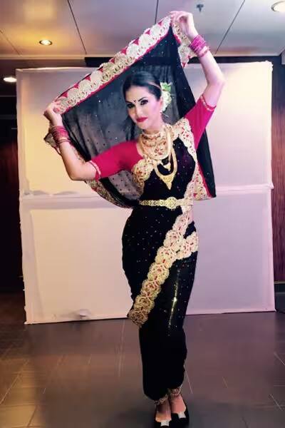 दरम्यान, सनी लिओनी स्टेजवर सादरीकरण करणार नव्हती, ती फक्त सादरीकऱण करणार होती, या कार्यक्रमाबाबत गैरसमज पसरवण्यात आले, असा दावा आयोजकांनी केला.