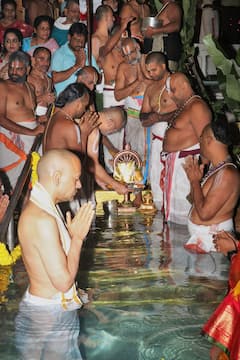 Tirumala: వైకుంఠ ఏకాదశికి తిరుమల వెళ్లలేకపోయిన భక్తులంతా శ్రీవారి చక్రస్నానం చూసి తరించండి