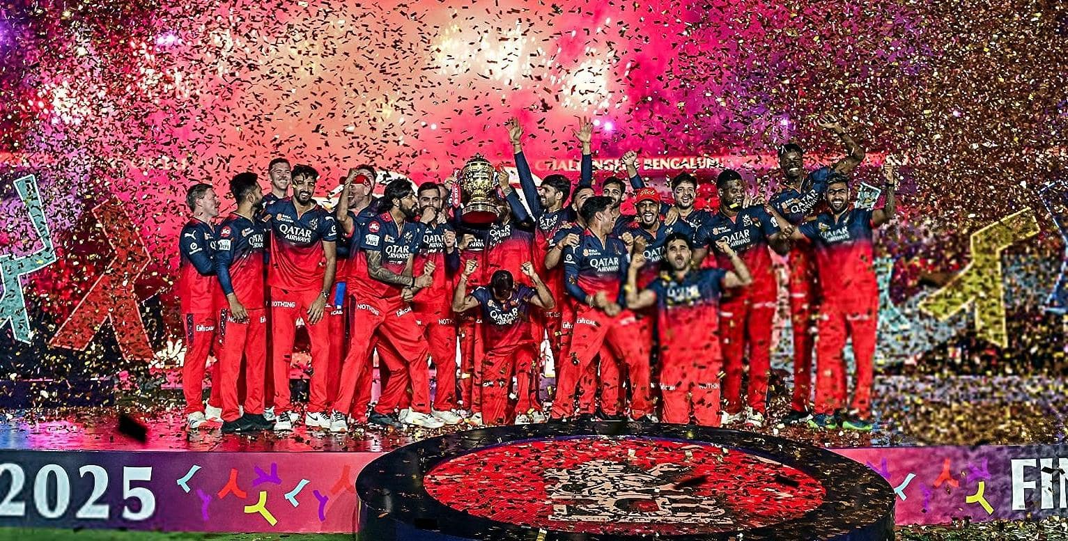 2025ம் ஆண்டின் சிறந்த இரவு.. கோலியின் கையில் ஐபிஎல்.. RCB ரசிகர்களின் 18 வருட ஏக்கம்!