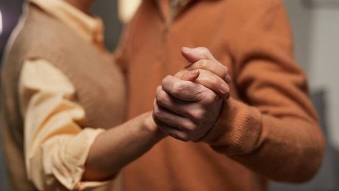 આ મુદ્દો વધુ સંવેદનશીલ બનાવે છે. સદનસીબે હિડન કેમેરા ઓળખવા મુશ્કેલ નથી. થોડી સામાન્ય સમજ અને યોગ્ય પદ્ધતિઓ સાથે તમે તમારી પોતાની સલામતી ચકાસી શકો છો. હોટલના રૂમમાં પ્રવેશ્યા પછી થોડી મિનિટો કાઢીને હિડન કેમેરા તપાસવા તમારી પ્રાઈવેસી માટે મહત્વપૂર્ણ છે. તમારા હોટલના રૂમમાં હિડન કેમેરા કેવી રીતે શોધવા.