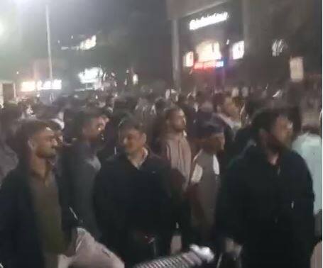 पोलीस उपनिरीक्षक भरतीची जाहिरात उशिरा प्रसिद्ध झाल्याने व वयोमर्यादा वाढीसाठी पुण्यात स्पर्धा परीक्षा करणाऱ्या विद्यार्थ्यांनी हे आंदोलन सुरु केले आहे.