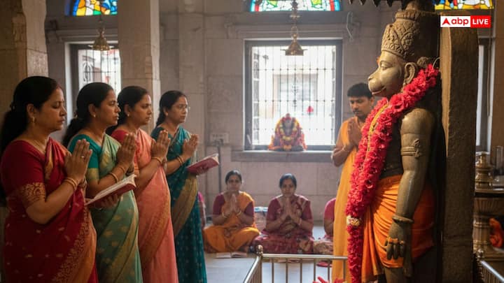 हनुमान जी बाल ब्रह्मचारी हैं, इसलिए कुछ परंपराओं के अनुसार, महिलाओं को मूर्ति का सीधा स्पर्श करने या विशेष श्रृंगार (जैसे सिंदूर चढ़ाना) से हमेशा बचना चाहिए, लेकिन यह केवल मूर्ति छूने तक ही सीमित है, हनुमान चालीसा के पाठ पर नहीं.