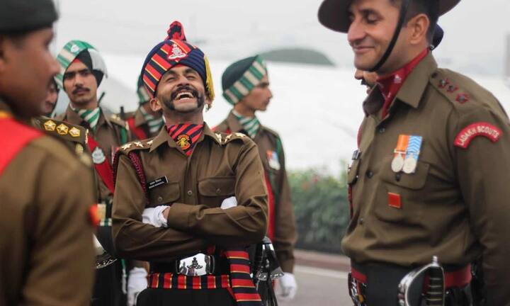 वहीं कैप्टन के रूप में लगभग 6 साल की सेवा पूरी करने के बाद अधिकारी को मेजर के पद पर प्रमोशन मिलता है. इस रैंक पर जिम्मेदारी भी बढ़ जाती है. मेजर की मंथली सैलरी 69,400 से 2,07,200 रुपये तक होती है.
