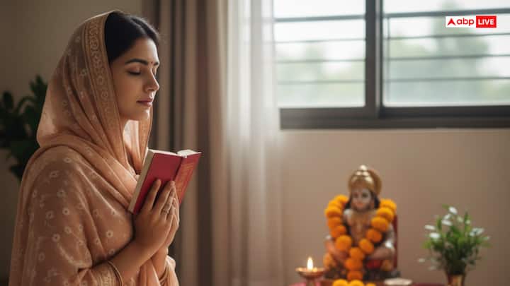 हनुमान जी बाल ब्रह्मचारी हैं, ये तो सच है, लेकिन शास्त्रों में महिलाओं के हनुमान चालीसा के पाठ को पढ़ने को लेकर कोई मनाही नहीं है. लड़कियां और महिलाएं निश्चित रूप से हनुमान चालीसा पूरी श्रद्धा और भक्ति के साथ पढ़ सकती हैं.