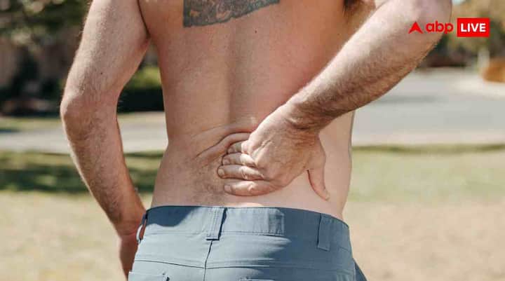 40 की उम्र के बाद शरीर नई हड्डियों का निर्माण धीमा कर देता है. इस उम्र में एस्ट्रोजन और टेस्टोस्टेरोन जैसे हार्मोन कम होने लगते हैं, पुरानी हड्डियों की कोशिकाएं ज्यादा टूटती हैं. नई कोशिकाएं उतनी तेजी से नहीं बन पातीं हैं. इसका नतीजा यह होता है कि हड्डियों की डेंसिटी कम होने लगता है और हड्डियां हल्की, कमजोर हो जाती हैं.