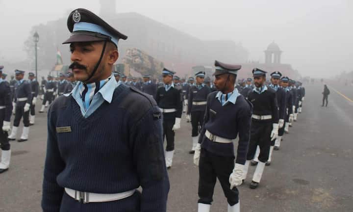 वहीं ब्रिगेडियर के बाद मेजर जनरल और फिर लेफ्टिनेंट जनरल की रैंक आती है. यह एचएजी स्केल के अधिकारी होते हैं. मेजर जनरल के अधीन हजारों सैनिकों की यूनिट काम करती है, जबकि लेफ्टिनेंट जनरल कमान स्टाफ ट्रेनिंग और प्लानिंग जैसे शीर्ष पदों पर होते हैं.