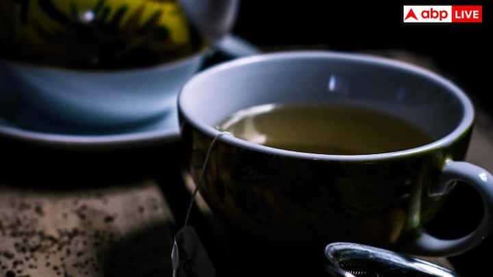 मेथी का पानी सुबह खाली पेट पीने से शरीर में जमा अतिरिक्त चर्बी कम होती है. मेथी फाइबर से भरपूर होती है और ब्लड शुगर को कंट्रोल करने में अहम भूमिका निभाती है. यह शरीर में इंसुलिन को बढ़ने से रोकती है, जिससे चर्बी जमा नहीं होती.