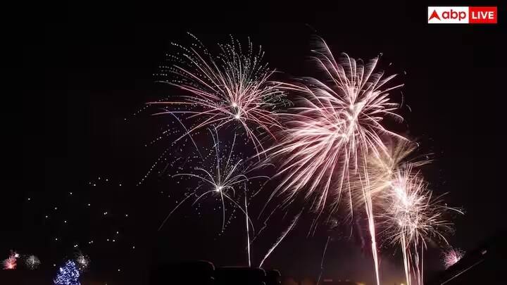 સાઉદી અરેબિયા સત્તાવાર રીતે ઇસ્લામિક કેલેન્ડરનું પાલન કરે છે. દાયકાઓથી, 1 જાન્યુઆરીએ જાહેર નવા વર્ષની ઉજવણી પર સંપૂર્ણપણે પ્રતિબંધ હતો. ફટાકડા, પાર્ટીઓ અને જાહેર મેળાવડા પર સંપૂર્ણપણે પ્રતિબંધ હતો. વિઝન 2030 હેઠળ કેટલાક નિયંત્રણો હળવા કરવામાં આવ્યા હોવા છતાં, પરવાનગી વિના જાહેર ઉજવણી હજુ પણ પ્રતિબંધિત છે. આમ કરતા પકડાયેલા લોકોને દંડ, અટકાયત અથવા દેશનિકાલનો સામનો કરવો પડી શકે છે.