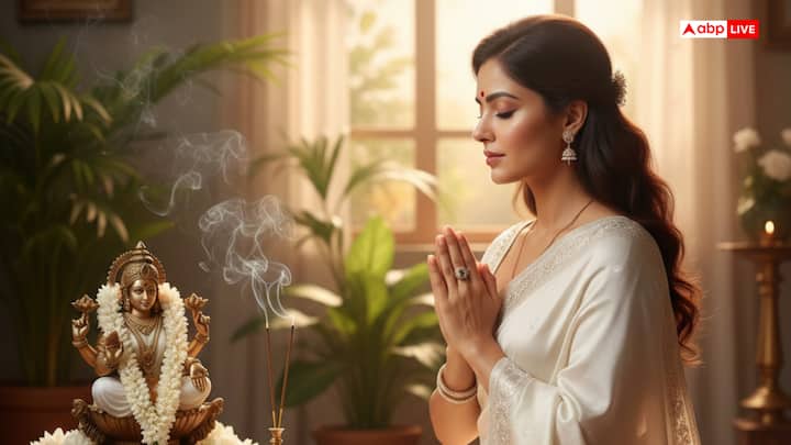 शुक्र ग्रह को मजबूत करने के लिए शुक्रवार का व्रत और पूजा करना बेहद फायदेमंद होता है. सफेद फूल, चंदन और धूप का उपयोग करके पूजा करें. शुक्र ग्रह का संबंध वैभव, संपत्ति और आर्थिक समृद्धि से है. पूजा करते समय मन में सकारात्मक सोच रखें और लक्ष्मी जी से आर्थिक उन्नति की प्रार्थना करें.