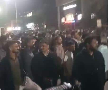 पोलीस उपनिरीक्षक भरतीची जाहिरात उशिरा प्रसिद्ध झाली आहे. त्यामुळं पुण्यात MPSC करणाऱ्या विद्यार्थ्यांचं आंदोलन सुरु झालं आहे.