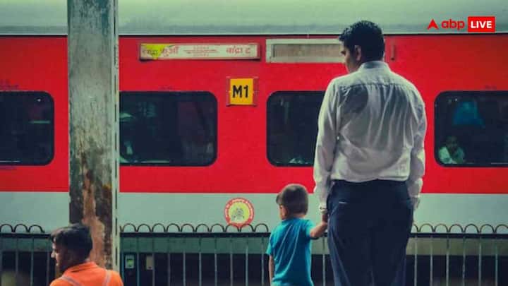 रेलवन ऐप सिर्फ टिकट बुकिंग तक सीमित नहीं है. एक ही ऐप पर आपको आरक्षित और अनारक्षित टिकट बुकिंग, प्लेटफॉर्म टिकट, ट्रेन की लाइव लोकेशन, PNR स्टेटस, कोच पोजिशन, खाना बुक करने की सुविधा, शिकायत और सुझाव दर्ज करने का ऑप्शन और पार्सल ट्रैकिंग मिलती हैं.