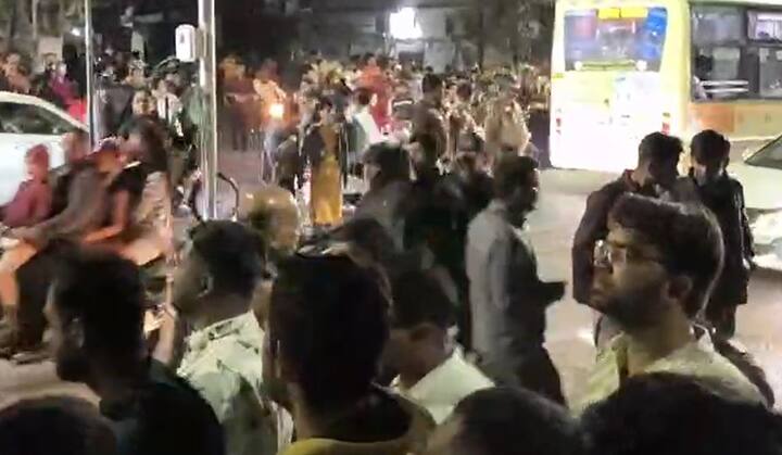 पुण्यातील शास्त्री रोडवर स्पर्धा परीक्षा विद्यार्थ्यांनी हे आंदोलन सुरु केले आहे.