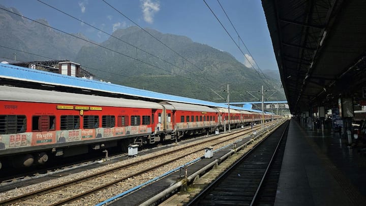 मीडिया रिपोर्ट्स और रेलवे से जुड़े आंकड़ों के मुताबिक, ट्रेन के पहिये दो तरह के होते हैं, स्वदेशी और इम्पोर्टेड. इम्पोर्ट किए गए एक पहिये की कीमत करीब 70 हजार रुपये तक होती है.
