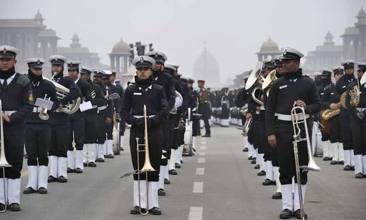 वहीं भारतीय सेना का सबसे ऊंचा सक्रिय पद चीफ ऑफ द आर्मी स्टाफ यानी थल सेना प्रमुख का होता है. यह चार स्टार जनरल रैंक है, जिनके हाथों में पूरी सेना की कमान होती है. इस पद पर 2,50,000 रुपये निश्चित महीने की सैलरी मिलती है. इसके अलावा मिलिट्री सर्विस पे और अन्य भत्ते भी दिए जाते हैं.