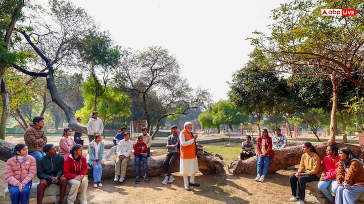 परीक्षा से जुड़ा तनाव कम करने वाले कार्यक्रम परीक्षा पे चर्चा 2026 में छात्रों, अभिभावकों और शिक्षकों की भारी भागीदारी देखने को मिल रही है.आइये जानते है डिटेल्स.