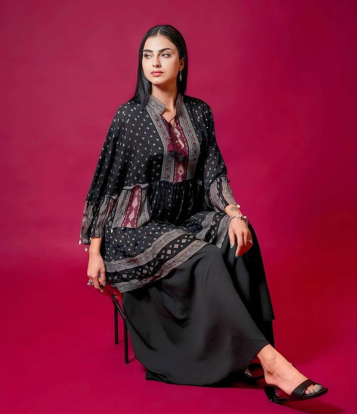 बिग बॉस 19 के घर में फरहाना ने कई बार खुलासा किया था कि जब वो काफी छोटी थीं, तभी उनकी मां को पिता ने तलाक दे दिया था. ऐसे में वो अपने पिता से कभी नहीं मिलीं.