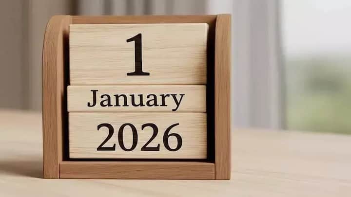 1 जानेवारी 2026. 2026 या नवीन वर्षाच्या सुरूवातीसह सामान्य नागरिकांच्या दैनंदिन जीवनाशी संबंधित अनेक महत्त्वाचे नियम बदलले आहेत. या बदलांचा थेट परिणाम सामान्यांच्या खिशावर होणार आहे. आधीच महागाईचा भडका उडालेला असताना, आजपासून काही वस्तूंच्या किंमतीत बदल होण्याची शक्यता आहे. ज्याचा थेट परिणाम सामन्यांच्या बजेटवर होतो. एलपीजी गॅसच्या किंमतीपासून ते कारच्या दरांपर्यंत, बँकिंग नियम, यूपीआय व्यवहार, सिम पडताळणी तसेच विविध सरकारी योजनांमध्ये काही बदल करण्यात आले आहेत. नवीन वर्ष जरी नव्या आशा घेऊन आले असले तरी, काही निर्णयांमुळे सर्वसामान्यांचा खर्च वाढण्याची शक्यता आहे.