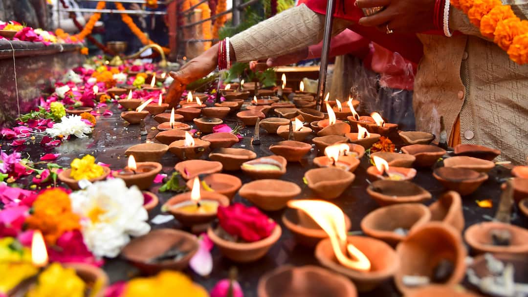 New Year Devotion Defies Cold As Thousands Take Holy Dip At Sangam, Temples See Heavy Rush Across UP New Year Devotion Defies Cold As Thousands Take Holy Dip At Sangam, Temples See Heavy Rush Across UP