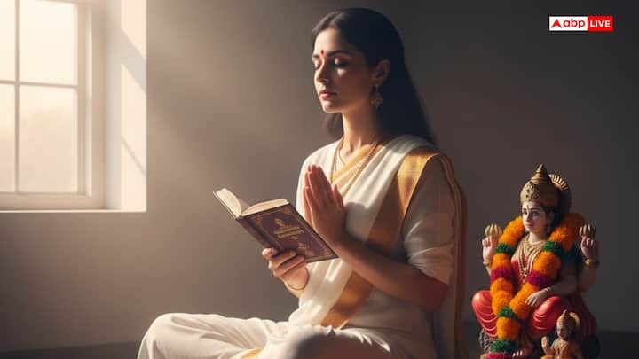 शुक्रवार के दिन ब्रह्म मुहूर्त में उठकर हनुमान चालीसा का पाठ करने से मानसिक शांति मिलती है और आत्मविश्वास बढ़ता है. यह नकारात्मक ऊर्जा को दूर कर, सकारात्मक ऊर्जा लाता है. पैसों की तंगी से परेशान स्थिति में यह उपाय लाभकारी है. साथ ही पाठ के दौरान मां लक्ष्मी के सामने लाल फूल और सिंदूर अर्पित करना शुभ रहता है.