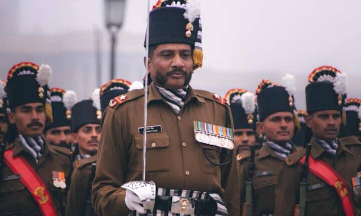 लेफ्टिनेंट जनरल HAG के बाद VCOAS, आर्मी कमांडर या लेफ्टिनेंट जनरल NFSG का पद आता है. इस रैंक पर 2,25,000 निश्चित महीने की सैलरी मिलती है