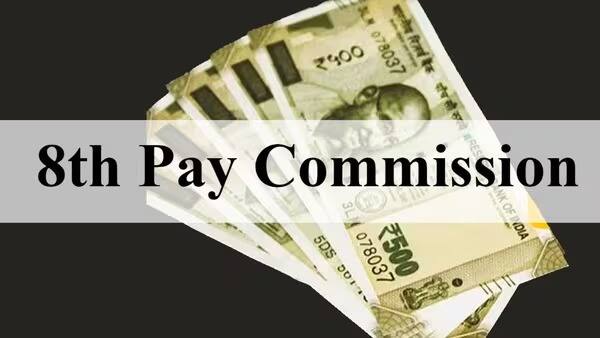 केंद्र सरकारी कर्मचारी आणि पेन्शनधारकांसाठी 2026 हे वर्ष महत्त्वाचे ठरले आहे. सातव्या वेतन आयोगाचा कार्यकाळ 31 डिसेंबर 2025 रोजी संपला असून, आठवा वेतन आयोग अधिकृतपणे 1 जानेवारी 2026 पासून लागू झाला आहे. यामुळे वेतन आणि पेन्शन वाढीची शक्यता निर्माण झाली आहे.