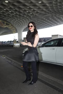 गॉगल्स लगाए एयरपोर्ट पर स्पॉट हुईं मानुषी छिल्लर, ब्राउन टॉप-ब्लैक पैंट में दिखीं स्टाइलिश