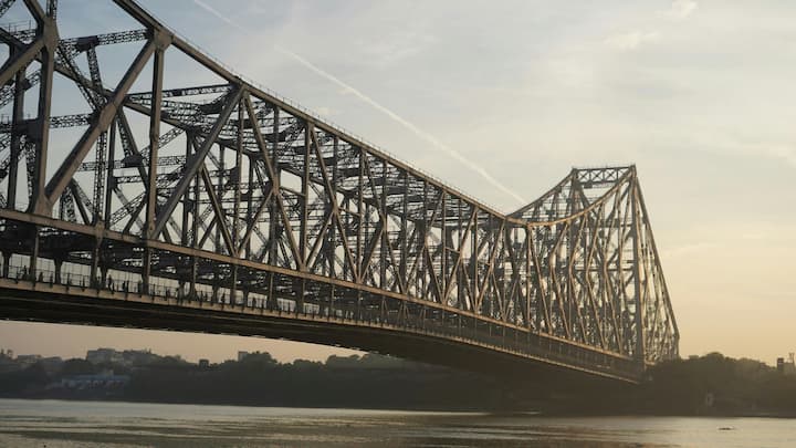 हालांकि, आज तक इसका कोई औपचारिक उद्घाटन नहीं हुआ. इसके बावजूद यह पुल 80 साल से ज्यादा समय से कोलकाता की जीवनरेखा बना हुआ है. हावड़ा ब्रिज की सबसे बड़ी खासियत यह है कि इसके निर्माण में कहीं भी नट-बोल्ट का इस्तेमाल नहीं हुआ है.