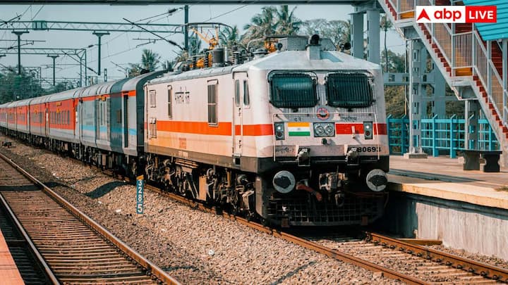 ट्रेनों में मिलिट्री कोचों की संख्या कम होने का सबसे बड़ा कारण कोचों की कम उपलब्धता है. यानी ये कोच आसानी से उपलब्ध नहीं हो पाते थे. कई बार ऐसा होता था कि ट्रेन में लगे ये मिलिट्री कोच उस ट्रेन में मौजूद ही नहीं होते थे, क्योंकि इन कोचों का रखरखाव अलग से किया जाता था