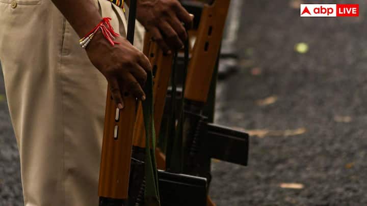 भारतीय रेलवे अपने पुराने नीले रंग वाले ICF कोचों को धीरे-धीरे हटाकर नए और आधुनिक LHB कोचों में बदल रही है. ये कोच पुराने कोचों की तुलना में ज्यादा सुरक्षित, उन्नत और आरामदायक हैं. अब रेलवे स्पेशल मिलिट्री कोच बनाने की बजाय इन्हीं आधुनिक कोचों का उपयोग करने की योजना पर काम कर रही है.