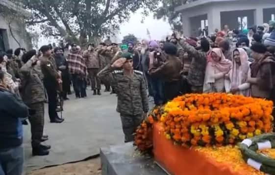 ਪਟਿਆਲਾ ਦੇ ਜਵਾਨ ਦਾ ਜੰਮੂ ‘ਚ ਦੇਹਾਂਤ, ਜੱਦੀ ਪਿੰਡ ‘ਚ ਹੋਇਆ ਅੰਤਿਮ ਸਸਕਾਰ; 7 ਮਹੀਨੇ ਦੀ ਧੀ ਨੂੰ ਛੱਡ ਗਿਆ ਪਿੱਛੇ Ballamgarh Soldier Jaipal Singh Death in Jammu ਪਟਿਆਲਾ ਦੇ ਜਵਾਨ ਦਾ ਜੰਮੂ ‘ਚ ਦੇਹਾਂਤ, ਜੱਦੀ ਪਿੰਡ ‘ਚ ਹੋਇਆ ਅੰਤਿਮ ਸਸਕਾਰ; 7 ਮਹੀਨੇ ਦੀ ਧੀ ਨੂੰ ਛੱਡ ਗਿਆ ਪਿੱਛੇ