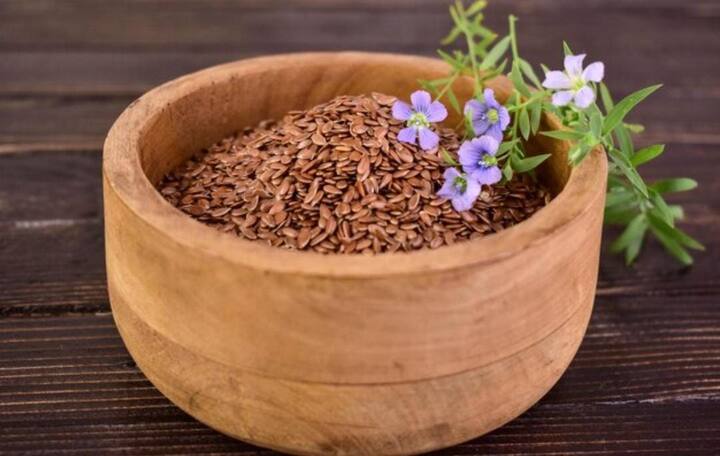 अलसी मुख्य रूप से दो तरह की होती है. एक किस्म बीज और तेल के लिए उगाई जाती है, जबकि दूसरी किस्म रेशे के लिए प्रयोग की जाती है. घर पर आमतौर पर बीज वाली अलसी उगाई जाती है.