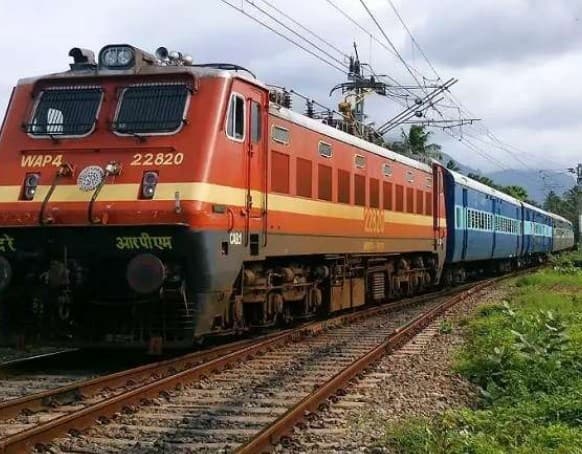 RailOne ऐप केवल टिकट बुकिंग तक सीमित नहीं है। इस एक ही ऐप में आप आरक्षित और अनारक्षित टिकट, प्लेटफॉर्म टिकट, ट्रेन की लाइव लोकेशन, PNR स्टेटस, कोच की स्थिति, भोजन बुकिंग, शिकायत और सुझाव दर्ज करने और पार्सल ट्रैकिंग जैसी सभी सुविधाएं प्राप्त कर सकते हैं।