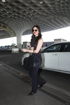 गॉगल्स लगाए एयरपोर्ट पर स्पॉट हुईं मानुषी छिल्लर, ब्राउन टॉप-ब्लैक पैंट में दिखीं स्टाइलिश