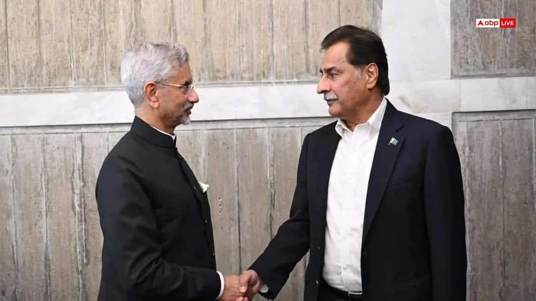 pakistan speaker ayaz sadiq claims jaishankar came to me dhaka for handshake Bangladesh ‘मैं नहीं, वो मिलने आए थे...’, जयशंकर के हैंडशेक पर इतराने लगा पाकिस्तान, कर दिया बड़ा दावा