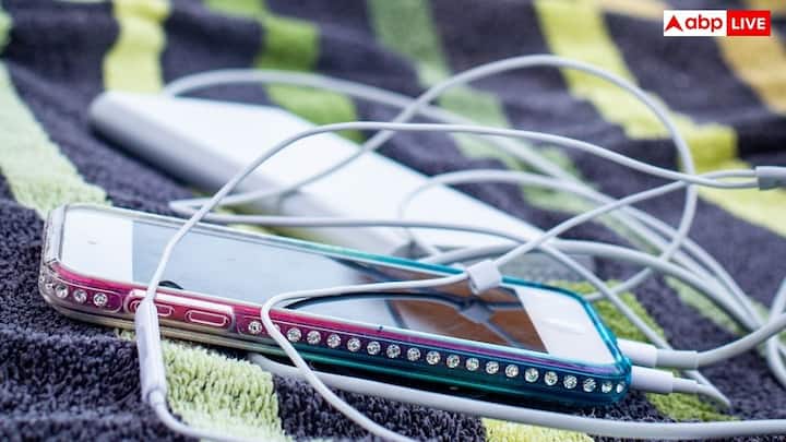 स्माटफोन काफी एडवांस्ड बैटरी मैनेजमेंट सिस्टम का इस्तेमाल करता है. जो लगातार वोल्टेज, तापमान, चार्जिंग स्पीड और पावर फ्लो पर नजर रखता है. अगर कुछ भी गलत होता है तो सिस्टम तुरंत पावर को काट देता है. लेकिन कई सस्ते पावर बैंक बेसिक या खराब डिजाइन वाले प्रोटक्शन सर्किट का इस्तेमाल करते हैं.