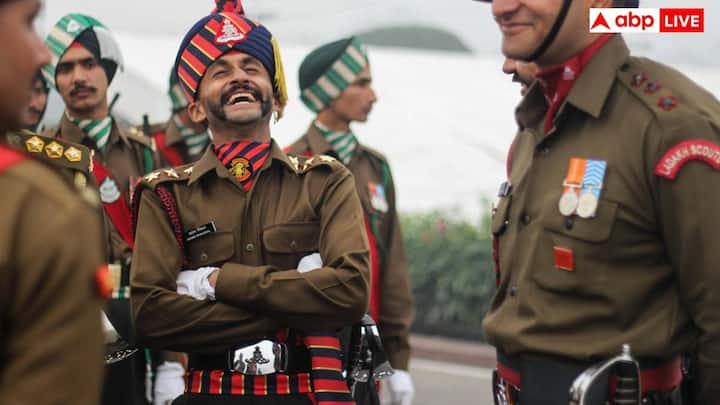आज के समय में भारतीय रेलवे ने ट्रेनों में सीटों के लिए डिफेंस कोटा बढ़ा दिया है, जिससे सैनिकों को नियमित ट्रेनों में आसानी से सीट मिल सकती है. इससे भारतीय सैनिक सामान्य ट्रेनों में ही आसानी से रिजर्वेशन लेकर यात्रा कर सकते हैं.