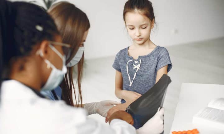 हेल्थ सर्वे के अनुसार 2010 से 2020 के बीच बच्चों में मोटापा दोगुना हो गया है. हर पांच में से एक बच्चा मोटापे की चपेट में है. प्रोसेस्ड और पैकेज्ड फूड में मौजूद ज्यादा नमक, फैट और शुगर बच्चों के शरीर पर बुरा असर डाल रहे हैं. 10 साल की उम्र के बाद पेट की चर्बी बढ़ने से शरीर में ऐसे केमिकल बनने लगते हैं, जो नसों को सख्त कर देते हैं और दिल पर दबाव बढ़ा देते हैं.