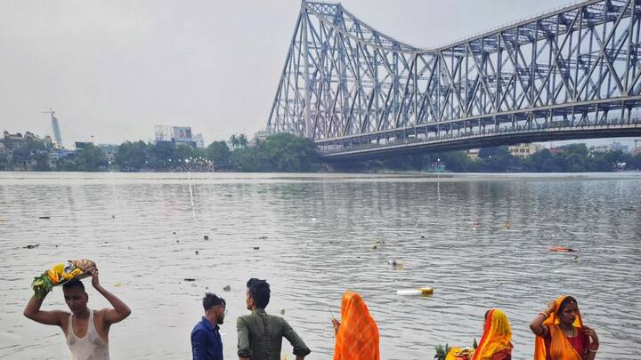 हावड़ा ब्रिज के निर्माण में कुल 26,500 टन स्टील का इस्तेमाल हुआ था. इसमें से करीब 23,500 टन स्टील टाटा स्टील ने सप्लाई किया था. उस दौर में यह भारत की औद्योगिक क्षमता का बड़ा उदाहरण था. पुल का निर्माण ब्रेथवेट, बर्न एंड जोसेप कंस्ट्रक्शन कंपनी ने किया था, जिसने उस समय की सबसे आधुनिक तकनीकों का इस्तेमाल किया.