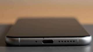 फोन के नीचे छोटा सा छेद क्यों होता है? 90% लोग इसे सिम ट्रे समझकर गलती कर बैठते हैं