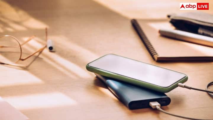 पावर बैंक बनाने वाली कंपनियां अक्सर कम कीमत पर ज्यादा कैपेसिटी बेचने पर ध्यान देती है. ऐसा करने के लिए सुरक्षा फीचर्स को कभी-कभी कम कर दिया जाता है या उनसे समझौता किया जाता है. मोबाइल फोन में सबसे पहली प्राथमिकता यूजर की सुरक्षा को ही दी जाती है.