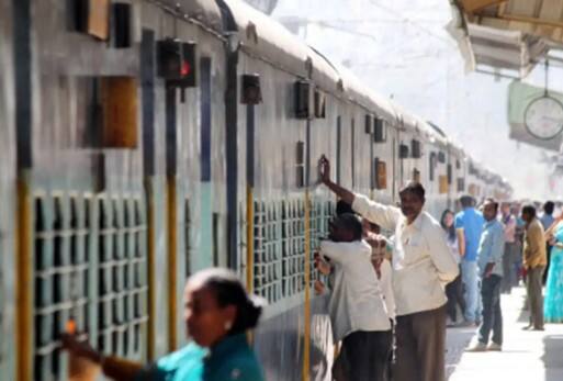 यदि आप RailOne ऐप पर UPI, डेबिट कार्ड, क्रेडिट कार्ड या नेट बैंकिंग जैसे किसी भी डिजिटल माध्यम से टिकट बुक करते हैं, तो आपको 3% की छूट मिलेगी। R-Wallet से भुगतान करने पर यह छूट उपलब्ध नहीं होगी।