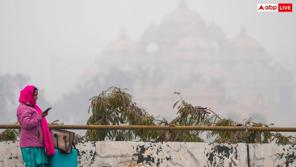 दिल्ली में छाए रहेंगे बादल, ठंडी हवाएं और कोहरा बढ़ाएगा मुश्किल, AQI कम होकर 300 तक पहुंचा