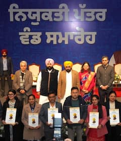 CM ਮਾਨ ਨੇ ਨੌਜਵਾਨਾਂ ਨੂੰ ਦਿੱਤਾ ਤੋਹਫ਼ਾ, ਵੰਡੇ ਨਿਯੁਕਤੀ ਪੱਤਰ, ਬੋਲੇ- 'ਮੇਰੇ ਲਈ ਸਾਰਾ ਪੰਜਾਬ ਹੀ ਮੇਰਾ ਪਰਿਵਾਰ ਹੈ'