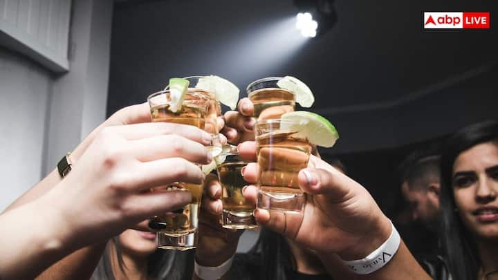 उत्तर प्रदेश में नए साल के जश्न के दौरान शराब की बिक्री लगभग 600 करोड़ रही. इस राज्य में सामान्य दिनों की तुलना में बिक्री में 27 प्रतिशत की बढ़ोतरी देखने को मिली. कुछ जिलों में तो एक ही दिन में 14 करोड़ से ज्यादा की शराब खरीदी गई.