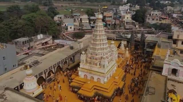 परंपरेनुसार खंडोबा देव रथामधून मानकऱ्यांसह नदीपलीकडील पाली गावात विवाहस्थळी नेण्यात आला.