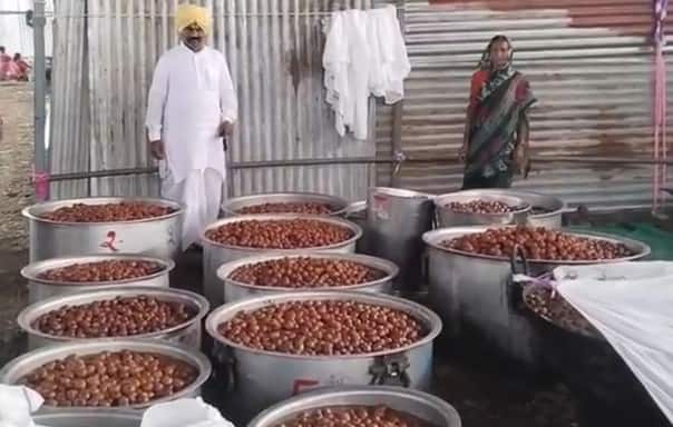 पहिल्याच दिवशी सुवर्ण महोत्सवाची महापंगत गुलाबजामुनच्या प्रसादाने होणार आहे.