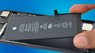 अजीब मुश्किल में यूजर्स! फ्लाइट में फूल रही है आईफोन की बैटरी, लैंड होते ही हो जाती है ठीक