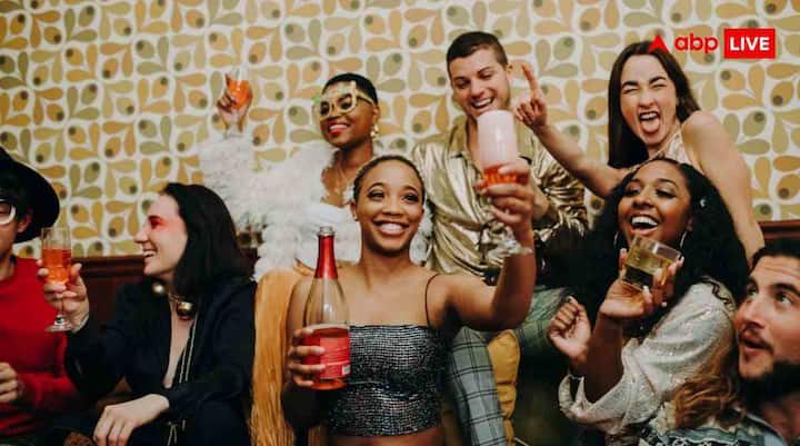 महिलाओं के शरीर में पानी की मात्रा पुरुषों की तुलना में कम होती है और शरीर में फैट ज्यादा होता है. शराब पानी में घुलती है. इसलिए जब शरीर में पानी कम होता है, तो शराब जल्दी ब्लड में मिल जाती है और असर तेज होता है. अगर एक महिला और एक पुरुष एक ही मात्रा में शराब पीते हैं, तो महिला का शरीर जल्दी नशे की स्थिति में पहुंचता है क्योंकि उसके शरीर में शराब को घोलने के लिए पर्याप्त पानी नहीं हो.