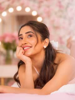 पिंक शॉर्ट ड्रेस में बिल्कुल प्रिंसेस लग रही हैं शिवांगी जोशी, फैंस बोले- यार ये कितनी क्यूट है